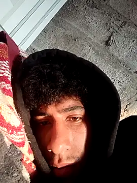 Snapshot of alexander32r chatting on April 12, 12:43 pm alexander32r online show from April 12, 12:43 pm