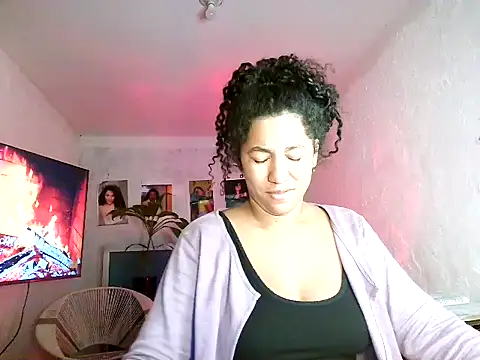 Snapshot of bellacrespalatina chatting on July 6, 4:53 am bellacrespalatina online show from July 6, 4:53 am