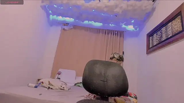 Snapshot of Lauu_G chatting on January 10, 3:29 am Lauu G online show from January 10, 3:29 am