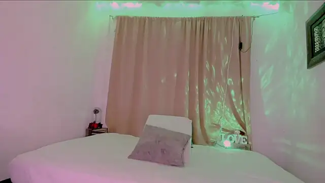 Snapshot of Lauu_G chatting on March 18, 12:27 am Lauu G online show from March 18, 12:27 am