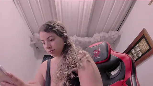 Snapshot of Lauu_G chatting on September 17, 9:11 am Lauu G online show from September 17, 9:11 am