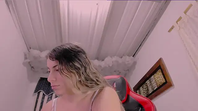 Snapshot of Lauu_G chatting on September 18, 9:33 am Lauu G online show from September 18, 9:33 am