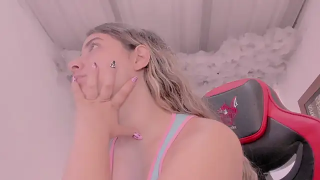 Snapshot of Lauu_G chatting on October 4, 12:36 pm Lauu G online show from October 4, 12:36 pm