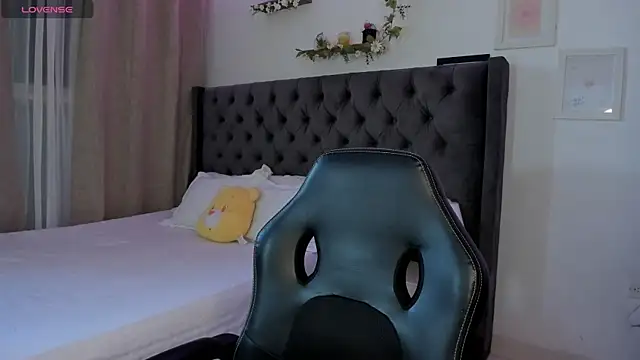 Amiirra  online show from April 16, 9:15 pm