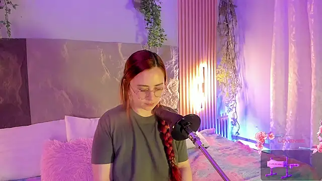 centaurigirl online show from February 7, 5:00 am