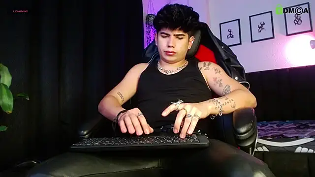 LyleBennett  online show from April 28, 11:48 am