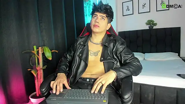 Snapshot of LyleBennett_ chatting on May 24, 1:05 pm LyleBennett online show from May 24, 1:05 pm