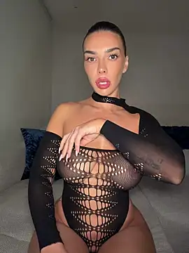 krissiswrld- online show from April 7, 6:30 pm