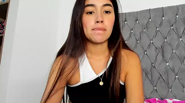 Snapshot of AriaMontgomery chatting on December 17, 1:29 am AriaMontgomery online show from December 17, 1:29 am