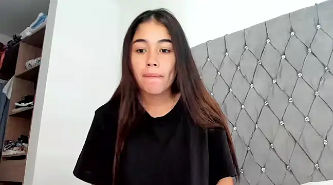 Snapshot of AriaMontgomery chatting on December 17, 7:37 pm AriaMontgomery online show from December 17, 7:37 pm