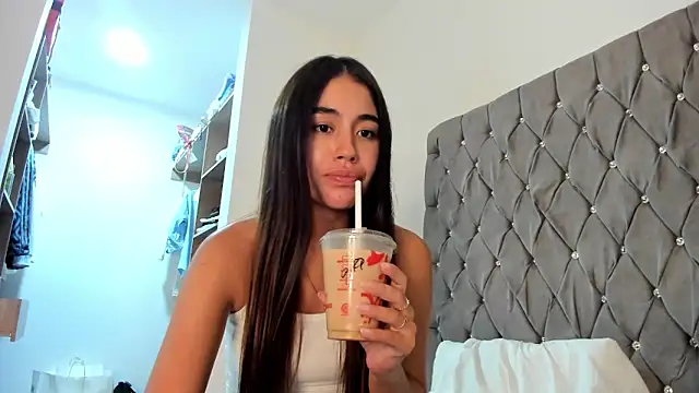 Snapshot of AriaMontgomery chatting on December 22, 2:49 am AriaMontgomery online show from December 22, 2:49 am