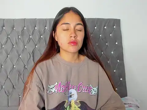 Snapshot of AriaMontgomery chatting on September 13, 2:33 am AriaMontgomery online show from September 13, 2:33 am