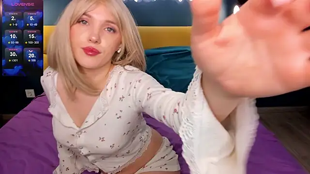Snapshot of Fluffy_Monica chatting on February 4, 1:34 am Fluffy Monica online show from February 4, 1:34 am