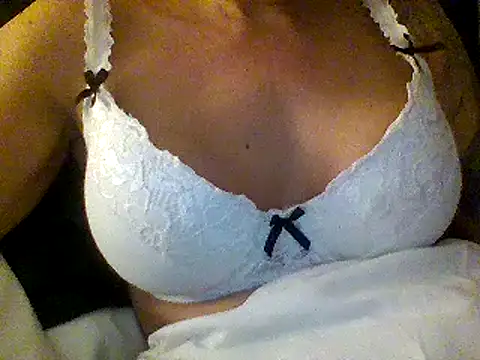 Snapshot of Fiesty_findom40 chatting on December 7, 10:17 pm Fiesty findom40 online show from December 7, 10:17 pm