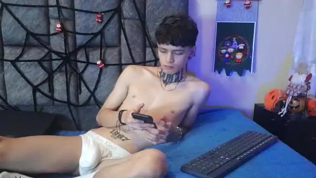 Snapshot of Dan_brownn chatting on December 9, 7:50 pm Dan brownn online show from December 9, 7:50 pm