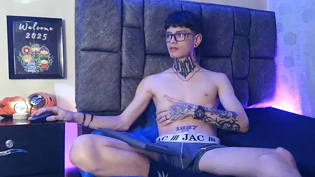 Snapshot of Dan_brownn chatting on February 4, 3:00 am Dan brownn online show from February 4, 3:00 am