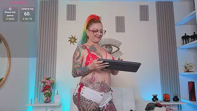 Snapshot of EMILY_ROUSSE71 chatting on May 25, 10:38 pm EMILY ROUSSE71 online show from May 25, 10:38 pm