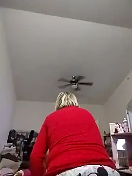 Snapshot of Playmate86 chatting on December 6, 2:02 am Playmate86 online show from December 6, 2:02 am