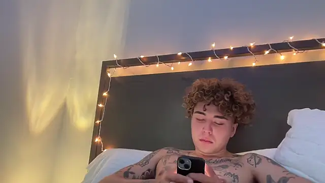 Snapshot of Youngjoshy chatting on December 25, 4:43 pm Youngjoshy online show from December 25, 4:43 pm