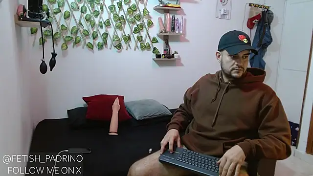 Snapshot of fetish_padrino chatting on January 22, 9:46 am fetish padrino online show from January 22, 9:46 am