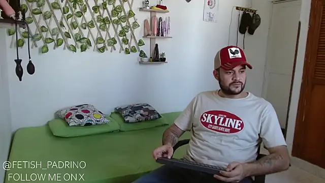 Snapshot of fetish_padrino chatting on February 2, 5:04 pm fetish padrino online show from February 2, 5:04 pm