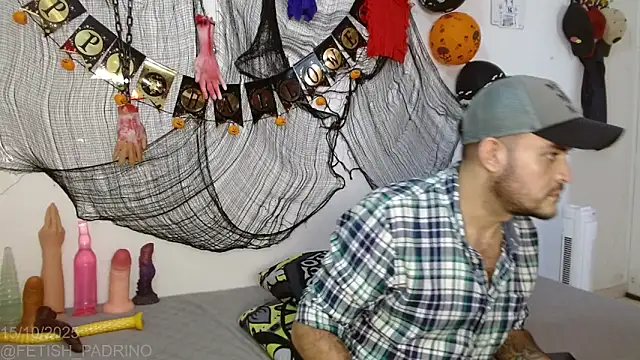 Snapshot of fetish_padrino chatting on October 16, 5:47 pm fetish padrino online show from October 16, 5:47 pm