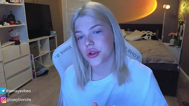 Maya Rave online show from April 17, 3:53 am