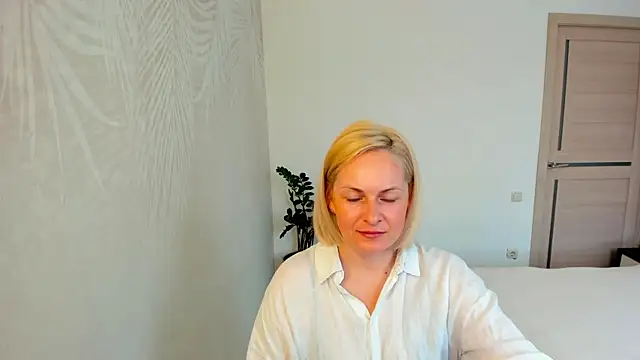 Snapshot of Alicee_Gracee chatting on April 22, 8:28 am Alicee Gracee online show from April 22, 8:28 am