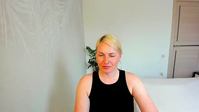 Snapshot of Alicee_Gracee chatting on May 13, 9:50 am Alicee Gracee online show from May 13, 9:50 am