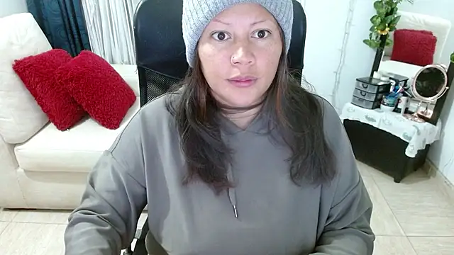 Snapshot of miss_evoleth2 chatting on May 13, 8:44 am miss evoleth2 online show from May 13, 8:44 am