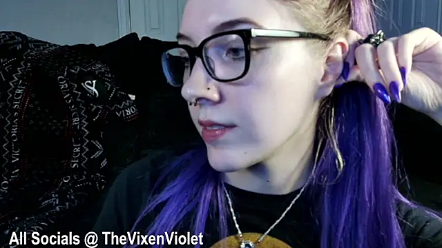 Snapshot of thevixenviolet chatting on December 16, 5:17 am thevixenviolet online show from December 16, 5:17 am