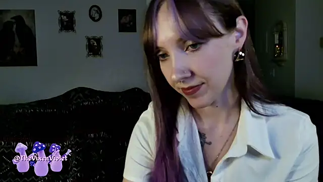 Snapshot of thevixenviolet chatting on October 14, 12:55 am thevixenviolet online show from October 14, 12:55 am