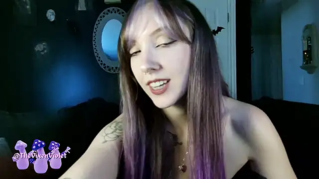 Snapshot of thevixenviolet chatting on October 18, 10:21 pm thevixenviolet online show from October 18, 10:21 pm