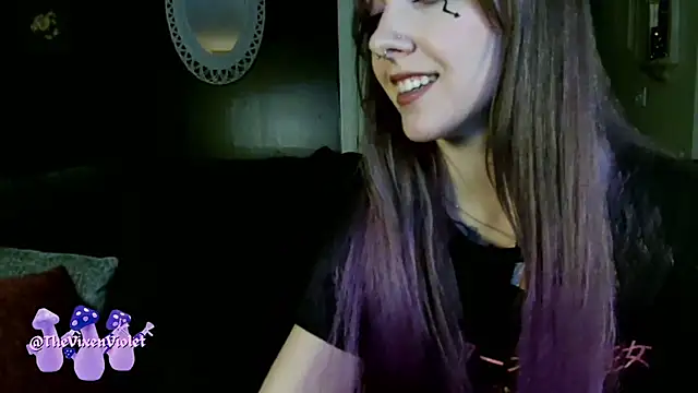 Snapshot of thevixenviolet chatting on October 29, 12:46 am thevixenviolet online show from October 29, 12:46 am