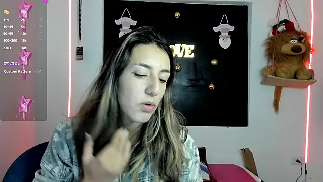 Snapshot of queen-natty chatting on December 6, 3:41 am queen-natty online show from December 6, 3:41 am