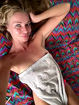 Snapshot of -OliWow- chatting on December 18, 8:42 am -OliWow- online show from December 18, 8:42 am