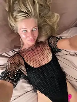 Snapshot of -OliWow- chatting on February 8, 6:06 am -OliWow- online show from February 8, 6:06 am