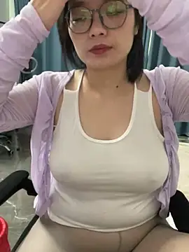 Snapshot of Bella0815 chatting on March 9, 6:17 am Bella0815 online show from March 9, 6:17 am