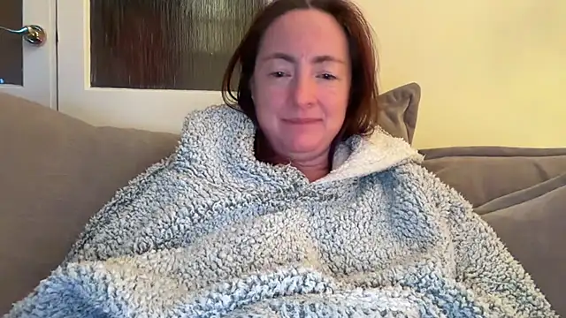 Snapshot of LouiseTswing chatting on December 9, 11:03 pm LouiseTswing online show from December 9, 11:03 pm