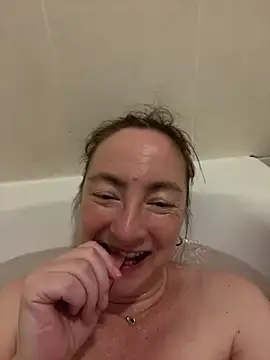 Snapshot of LouiseTswing chatting on January 8, 4:33 pm LouiseTswing online show from January 8, 4:33 pm