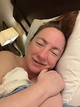 Snapshot of LouiseTswing chatting on January 22, 7:03 am LouiseTswing online show from January 22, 7:03 am