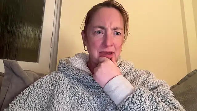 Snapshot of LouiseTswing chatting on February 5, 8:57 pm LouiseTswing online show from February 5, 8:57 pm