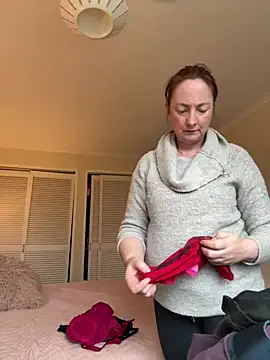 Snapshot of LouiseTswing chatting on February 23, 3:29 pm LouiseTswing online show from February 23, 3:29 pm