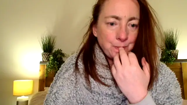 Snapshot of LouiseTswing chatting on March 6, 7:43 pm LouiseTswing online show from March 6, 7:43 pm