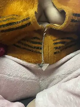 Snapshot of Hot-Anuska chatting on January 17, 11:27 am Hot-Anuska online show from January 17, 11:27 am