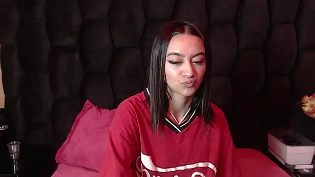 Snapshot of Miaa_Thopmson chatting on September 18, 12:01 am Miaa Thopmson online show from September 18, 12:01 am