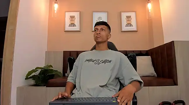 Snapshot of wolf_james123 chatting on February 3, 1:51 pm wolf james123 online show from February 3, 1:51 pm