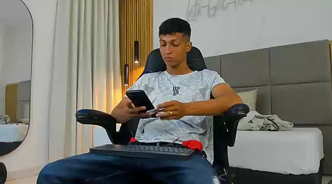 Snapshot of wolf_james123 chatting on February 4, 1:16 pm wolf james123 online show from February 4, 1:16 pm