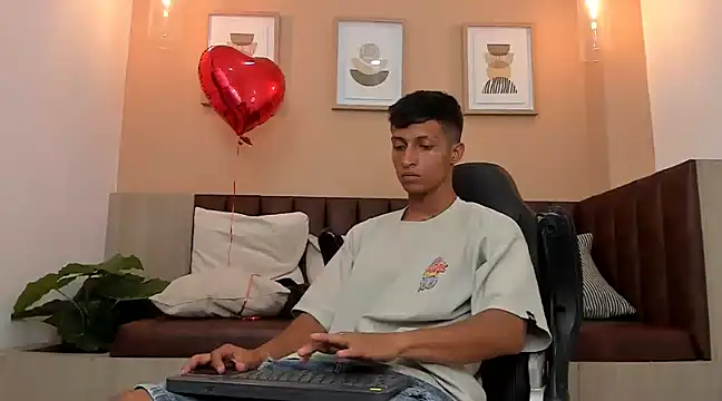 Snapshot of wolf_james123 chatting on February 8, 7:27 pm wolf james123 online show from February 8, 7:27 pm