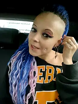 Snapshot of EdgesOfReality chatting on October 4, 8:56 am EdgesOfReality online show from October 4, 8:56 am